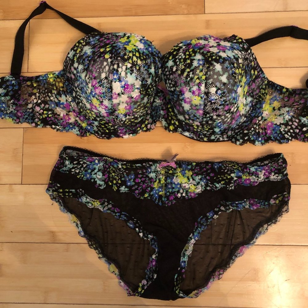 Victoria's Secret Dream Angels Demi Bra Black and Floral